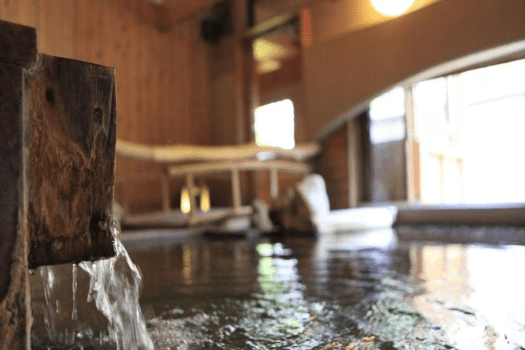 【内湯】泉質は炭酸水素塩泉。弱アルカリのお湯は柔らかく『美肌の湯』と言われております