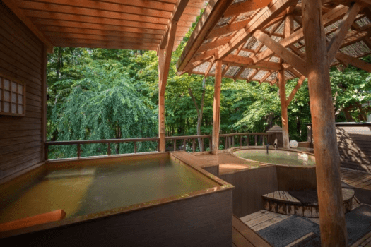 【夜の大浴場露天風呂】開放的な露天風呂で寝湯に浸かりながらゆっくり自然をお楽しみ下さい