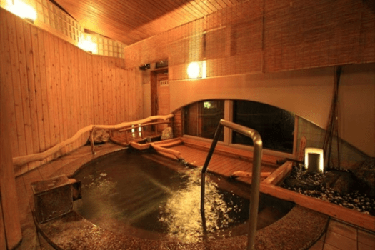 【内湯】泉質は炭酸水素塩泉。弱アルカリのお湯は柔らかく『美肌の湯』と言われております