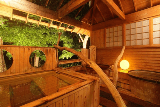 【夜の大浴場露天風呂】寝湯露天風呂で過ごす特別な時間。四季の彩りをお楽しみください