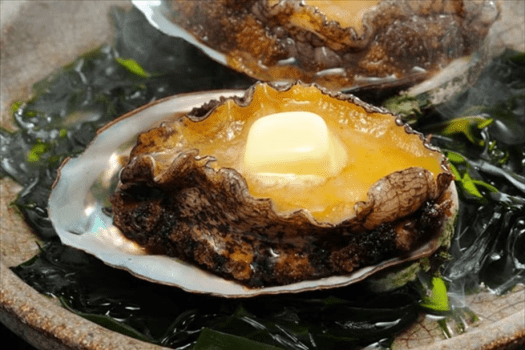 鮑の陶板焼き　絶妙な焼き加減でご提供いたします