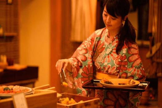 朝食は約30種類もの食材が並ぶビュッフェスタイルとなります。