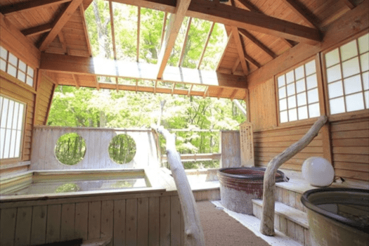 【夏の露天風呂】大浴場にある露天風呂には天井がくぐり抜かれ空を眺めながら入浴できる寝湯もあります