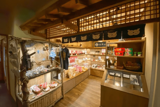 売店「彩冬商店」。地元のクラフト作家さんの商品や、お土産用のお菓子など揃えております。