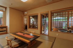 【温泉付特別室】112号室　くまざさ　客室専用の和風庭園付き畳敷きの和モダン客室。