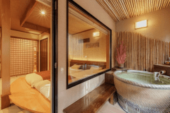 【森の別邸かたくり】ライトアップされた高原の森を間近にのぞむ、シャワー室付きの客室専用露天風呂です