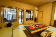 【特別室】115号室　わたぼうし　客室専用の洋風庭園付き、森を眺める和モダン客室。