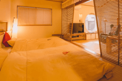 【だんぶり長者　２０７号室】ベッドルーム（小上がりにお布団をご用意）