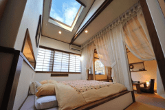 【だんぶり長者201号室】丸窓から見る景色をご堪能ください。