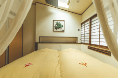 【だんぶり長者201号室】天窓からは夜は星空が、昼は流れる雲を眺めながらお二人でゆっくり