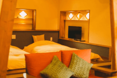 【だんぶり長者203号室】客室のために選曲されたBGMを聞きながら、ソファやベッドでまったり・・