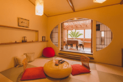 【だんぶり長者213号室】モダン和室の奥には、高原の高級リゾートを彷彿させるコテージ風テラスがあります