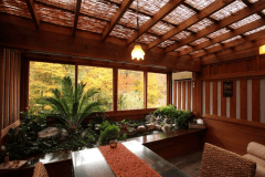 【だんぶり長者213号室】夜はテラスでライトアップされた紅葉を眺めながらのご夕食