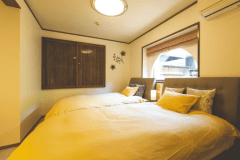 【森のデラックス117号室】ゆとりのあるベッドをご用意しています