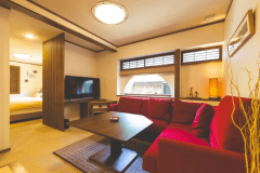 【森のデラックス117号室】寛ぎリビングルームをご用意しています