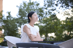 爽やかな光と風に包まれたテラスで、穏やかなひとときを