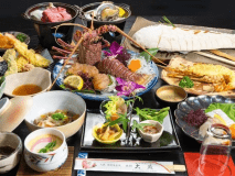 名物鯛の塩釜焼きとイセエビの活き造りとイカの活き造り