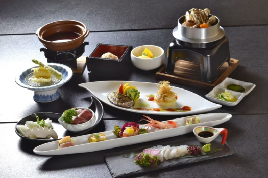 季節の食材を使用した「彩り豊かな会席膳」