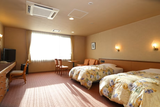 ゆったりとベットを配した洋室です。ソファベットを１台追加で３名様までご宿泊できます