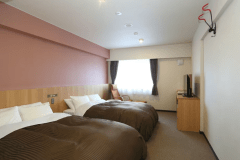 ダブルサイズのベットは広々とお休みいただけます