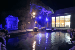 幻想的な雰囲気の女性洞窟風呂