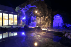 幻想的な雰囲気の男性洞窟露天風呂