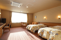 ゆったりとベットを配した洋室です。ソファベットを１台追加で３名様までご宿泊できます