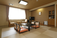 琉球畳を使用した開放的な和室