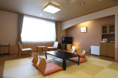 琉球畳を使用した開放的な和室