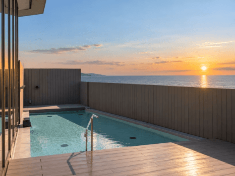 【年末年始のご予約はこちら！冬の温泉旅／お部屋のみ】海から昇る朝陽と保温効果の高い天然温泉「ナトリウム塩化物泉」で癒やしのトレーラーステイ♪