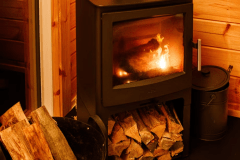 【A~D棟／暖炉】ゆらゆらと揺らめく火を眺めてリラックス。本格的な薪の暖炉です