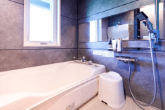 【A~D棟／バスルーム】もちろん内風呂もございます。外と内両方のバスタイムをお楽しみください