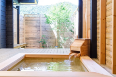 【A~D棟／外風呂】鳥のさえずりに耳を傾けたり、空を眺めたりしながらゆったり浸かれます