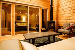 【A~D棟／暖炉】暖炉の明かりの暖かさを感じながら、リビングで特別な時間をお過ごしください