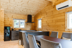 【D棟／ダイニング】ゆとりのあるダイニングキッチンでお料理とお食事も楽しめます