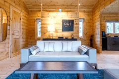 【D棟／リビング】ソファーで穏やかな１日を過ごすのも◎窓から自然が見え、森の中で暮らしている気分に