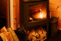 【A~D棟／暖炉】ゆらゆらと揺らめく火を眺めてリラックス。本格的な薪の暖炉です