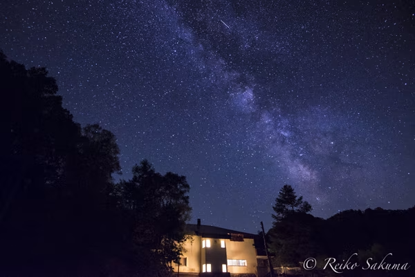 宿の前に広がる天の川と満天の星