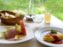 ◆フルーツたっぷりのサラダ、卵料理、トーストやデニッシュも食べ放題、自家製ジャムも人気です◆