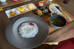沖縄のアンマー作る、心と体にやさしい朝粥膳を"うさがみそ～れ”！【朝食付き】
