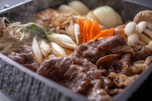【シェフズダイニング"咲楽"】ご当地ブランド牛「つやま和牛」を贅沢に味わうすき焼き（イメージ）