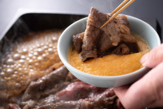 【シェフズダイニング"咲楽"】ご当地ブランド牛「つやま和牛」を贅沢に味わうすき焼き（イメージ）