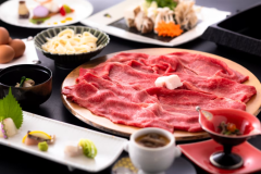 【シェフズダイニング"咲楽"】ご当地ブランド牛「つやま和牛」を贅沢に味わうすき焼き（イメージ/お肉は二人前）