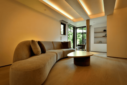 ■慈白－CHIHAKU－■蔵を利用した白漆喰の「白の間」。「旅館での滞在を一室で完結させる」 新しい旅の過ごし方をご提案するお部屋。