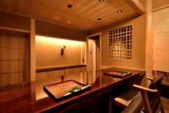 ■慈白-CHIHAKU-■プライベート性の高い専用エントランスや、料理人がお部屋内で料理を行う 割烹スタイルのキッチン付ダイニング。