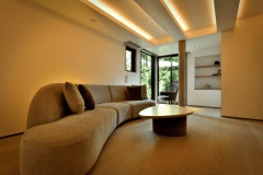 ■慈白－CHIHAKU－■蔵を利用した白漆喰の「白の間」。「旅館での滞在を一室で完結させる」 新しい旅の過ごし方をご提案するお部屋。