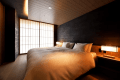 空間全体を黒漆喰でしつらえ、黒がもたらす静謐をたたえた凜とした落ち着きと、 新たな和の美をお愉しみ頂ける「黒の間」