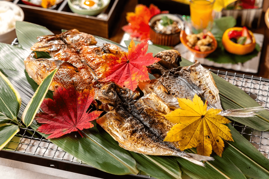 【朝食】 干物は、カマスとエボダイの2種からお好みで。