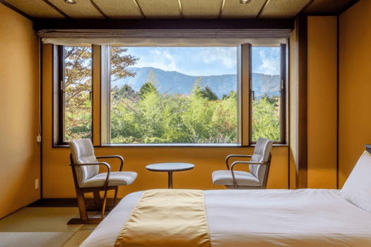 【和洋スイート】 窓の向こうに息づく山と緑が、余白のある静寂をそっと運ぶ。