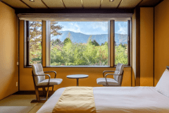 【和洋スイート】 窓の向こうに息づく山と緑が、余白のある静寂をそっと運ぶ。